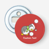 Kerstpinguïn die een sneeuwbal krijgt button flesopener (Voorkant)