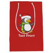 Kerstpinguïn die over sneeuw loopt medium cadeauzakje (Voorkant)