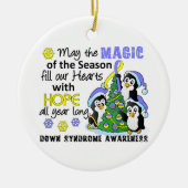 Kerstpinguïn Down Syndrome Keramisch Ornament (Voorkant)