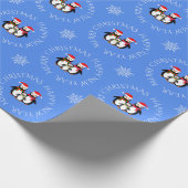 Kerstpinguïn familie aangepaste tekst blauw cadeaupapier (Hoek)