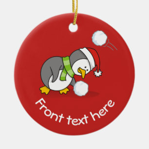 Kerstpinguïn krijgt sneeuwbal keramisch ornament