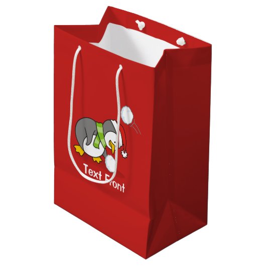 Kerstpinguïn krijgt sneeuwbal medium cadeauzakje (Voorkant Gekanteld)