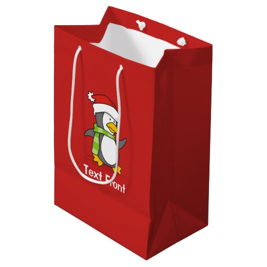 Kerstpinguïn loopt op sneeuw medium cadeauzakje (Voorkant Gekanteld)