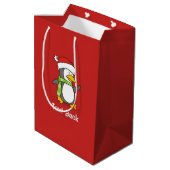 Kerstpinguïn loopt op sneeuw medium cadeauzakje (Achterkant Gekanteld)