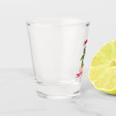 Kerstpinguïn loopt op sneeuw shot glas (Links)