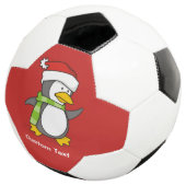 Kerstpinguïn loopt op sneeuw voetbal (Drie kwart)