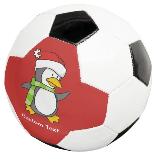 Kerstpinguïn loopt op sneeuw voetbal (Drie kwart)
