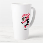 Kerstpinguïn met hoed en sjaal op schaatsen latte mok (Rechterhoek)