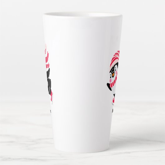 Kerstpinguïn met hoed en sjaal op schaatsen latte mok (Voorkant)