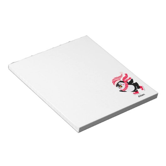 Kerstpinguïn met hoed en sjaal op schaatsen notitieblok (Schuin)