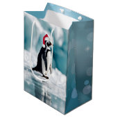 Kerstpinguïn met Pet Medium Cadeauzakje (Voorkant Gekanteld)
