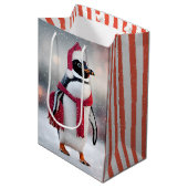 Kerstpinguïn met rode sjaal medium cadeauzakje (Voorkant Gekanteld)