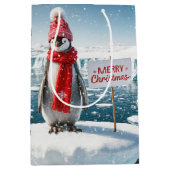 Kerstpinguïn op ijsberg medium cadeauzakje (Voorkant)