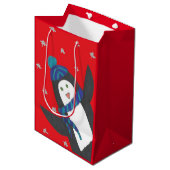Kerstpinguïn op rood medium cadeauzakje (Voorkant Gekanteld)