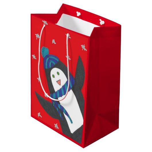 Kerstpinguïn op rood medium cadeauzakje (Achterkant Gekanteld)