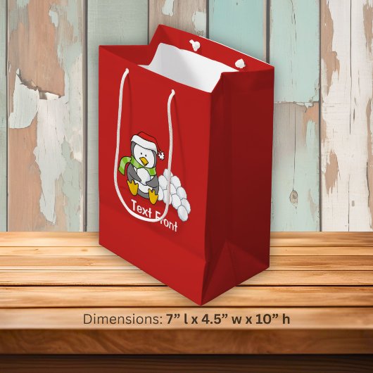 Kerstpinguïn zittend met sneeuwballen medium cadeauzakje