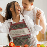 Kerstplaid rood groen familienaam gepersonaliseerd schort<br><div class="desc">Rustieke kerstklassieker donkerrood groen plaid tartan schort gepersonaliseerd met familienaam en tekst.</div>
