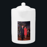 KerstPresident John & Jacqueline Kennedy Theepot<br><div class="desc">President John Kennedy "bijnaam Jack Kennedy" en First Lady Jacqueline Kennedy bij de kerstreceptie. Voor de officiële kerstboom van het Witte Huis voor 1962, in de Blauwe Zaal. Dit dossier is een werk van een werknemer van de Kantoor van het President van de Verenigde Staten, dat in het kader van...</div>