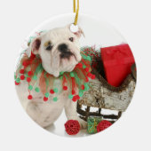 kerstpuppy: Engelse bulledog Puppy Sitting Keramisch Ornament (Voorkant)