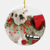 kerstpuppy: Engelse bulledog Puppy Sitting Keramisch Ornament (Achterkant)