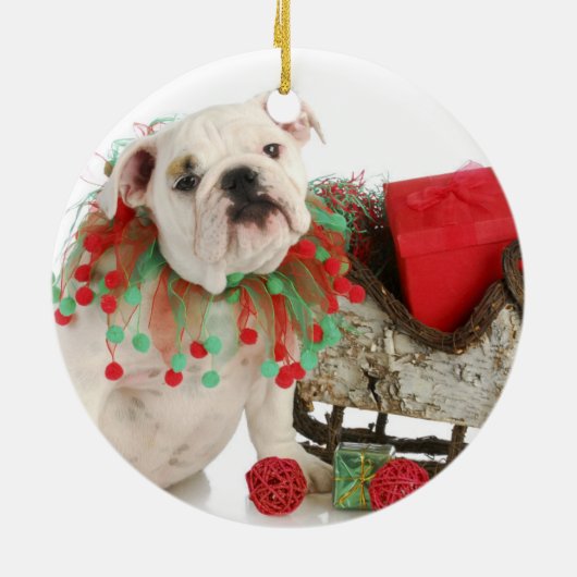 kerstpuppy: Engelse bulledog Puppy Sitting Keramisch Ornament (Achterkant)