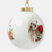 kerstpuppy: Engelse bulledog Puppy Sitting Keramische Bal Ornament (Links)