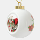 kerstpuppy: Engelse bulledog Puppy Sitting Keramische Bal Ornament (Rechts)