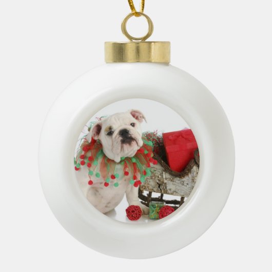 kerstpuppy: Engelse bulledog Puppy Sitting Keramische Bal Ornament (Voorkant)