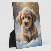 Kerstpuppy in de sneeuw op een winterdag fotoplaat (Zijkant)