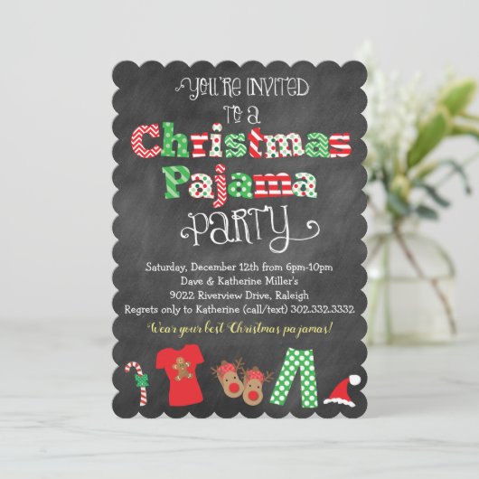 Kerstpyjama party schoolbord uitnodiging (Staand voorkant)