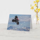 Kerstraven stijgen over besneeuwde bergen kaart (Gele Bloem)