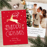 Kerstrendier Aangepaste Foto Rood Goud Bewerkbaar Folie Feestdagenkaart<br><div class="desc">Elegante gouden folie kerstkaarten met een Art Deco stijl en je eigen gepersonaliseerde foto op de achterkant. Deze bewerkbare sjabloon heeft een springend rendier met feestelijke bladeren, bessen en sterren. Een stijlvol kleurenpalet van rode, witte en echte folie-elementen in goud, zilver of roos goud. De tekst kan worden gepersonaliseerd met...</div>