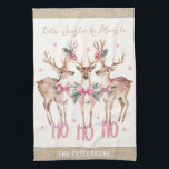 Kerstrendier Jingle & Mingle gepersonaliseerd Theedoek<br><div class="desc">Kerst Rendier Jingle & Mingle Feestfeest Gepersonaliseerde naam Keukenhanddoek is voorzien van feestelijke rendieren met roze strikken en bloemaccenten met de tekst "Let's Jingle & Mingle" in moderne gouden kalligrafie script typografie met uw persoonlijke naam. Perfect gepersonaliseerd kerstcadeau en de feestdagen voor familie en vrienden. Ontworpen door ©2024 Evco Feestdagen...</div>