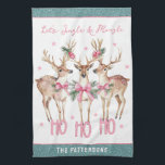 Kerstrendier Jingle & Mingle gepersonaliseerd Theedoek<br><div class="desc">Kerst Rendier Jingle & Mingle Feestfeest Gepersonaliseerde naam Keukenhanddoek is voorzien van feestelijke rendieren met roze strikken en bloemaccenten met de tekst "Let's Jingle & Mingle" in moderne roze kalligrafie script typografie met uw persoonlijke naam. Perfect gepersonaliseerd kerstcadeau en de feestdagen voor familie en vrienden. Ontworpen door ©2024 Evco Feestdagen...</div>