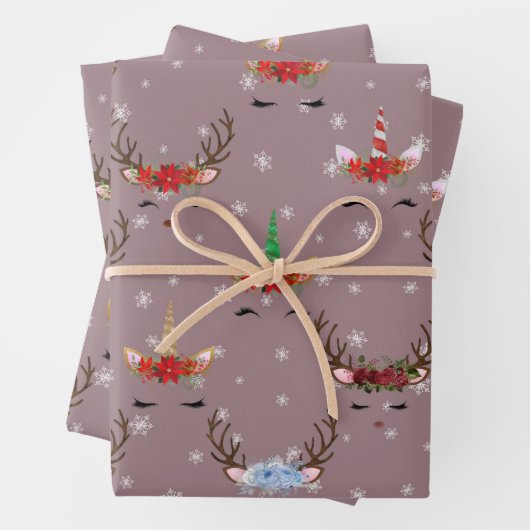 Kerstrendieren en eenhoornaars op roze inpakpapier vel (In situ)