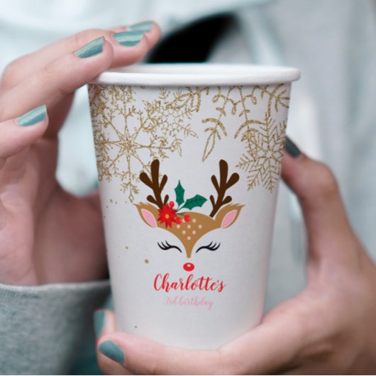 Kerstrendiervlekken met gouden sneeuwvlokken papieren bekers