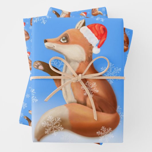 Kerstrode vos met kersthoed en snowflakes inpakpapier vel (In situ)