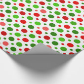Kerstrood en groene polka-stippen die papier verpa (Hoek)