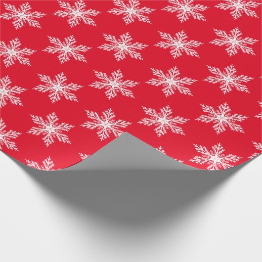 Kerstrood en wit Snowflakes patroon Cadeaupapier (Hoek)