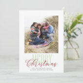 Kerstrood groen Snowflake Patroon Twee Foto Feestdagenkaart (Staand voorkant)