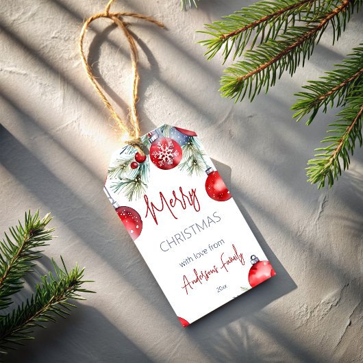 Kerstrood kerstballen besneeuwde dennenbomen  cadeaulabel