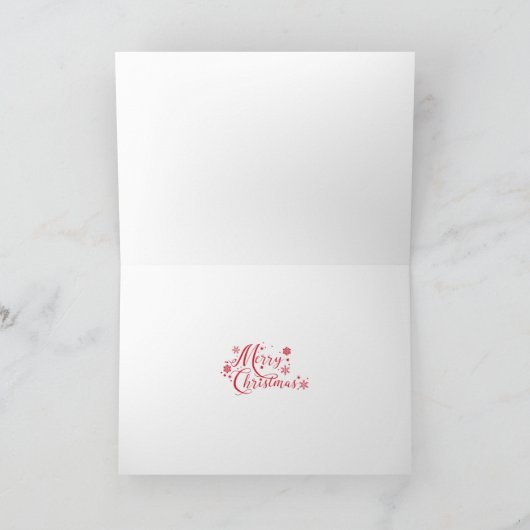 Kerstroodbedekking vrachtwagen op een sneeuwweg feestdagen kaart (Binnen)