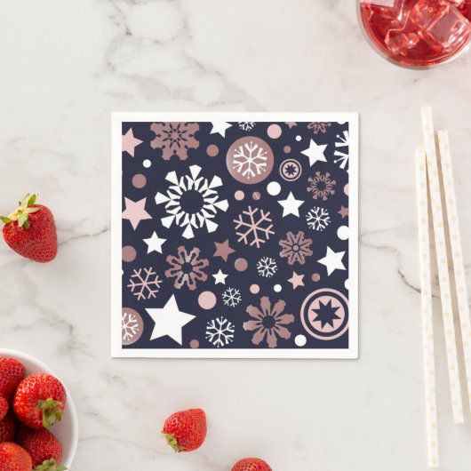 Kerstroze goudmetaalsneeuwvlokken in blauw servet (Insitu)