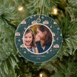 Kerstroze Huis palmboom foto Mideeuw Keramisch Ornament<br><div class="desc">Patroon met illustraties van een modern,  eeuwenoud huis met kerstverlichting,  palmbomen,  sneeuwvlokken,  vlammen en sneeuwvlokken. Pas de tekst en de foto aan.</div>