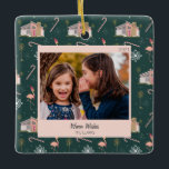 Kerstroze Huis palmboom foto Mideeuw Keramisch Ornament<br><div class="desc">Patroon met illustraties van een modern,  eeuwenoud huis met kerstverlichting,  palmbomen,  sneeuwvlokken,  vlammen en sneeuwvlokken.</div>