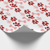 Kerstroze rode hond met kat en Botten sneeuwvlokke Cadeaupapier (Hoek)