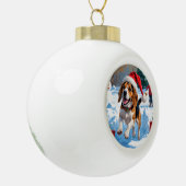 Kerstscene met Beagle in sneeuw Keramische Bal Ornament (Links)