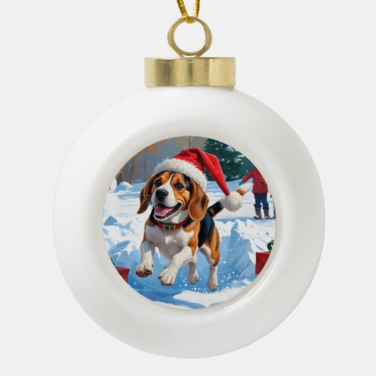 Kerstscene met Beagle in sneeuw Keramische Bal Ornament (Voorkant)