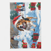 Kerstscene met Beagle in sneeuw Theedoek (Verticaal)