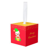 Kerstschatje op rood en goud decoratie (Voorkant hoekig)